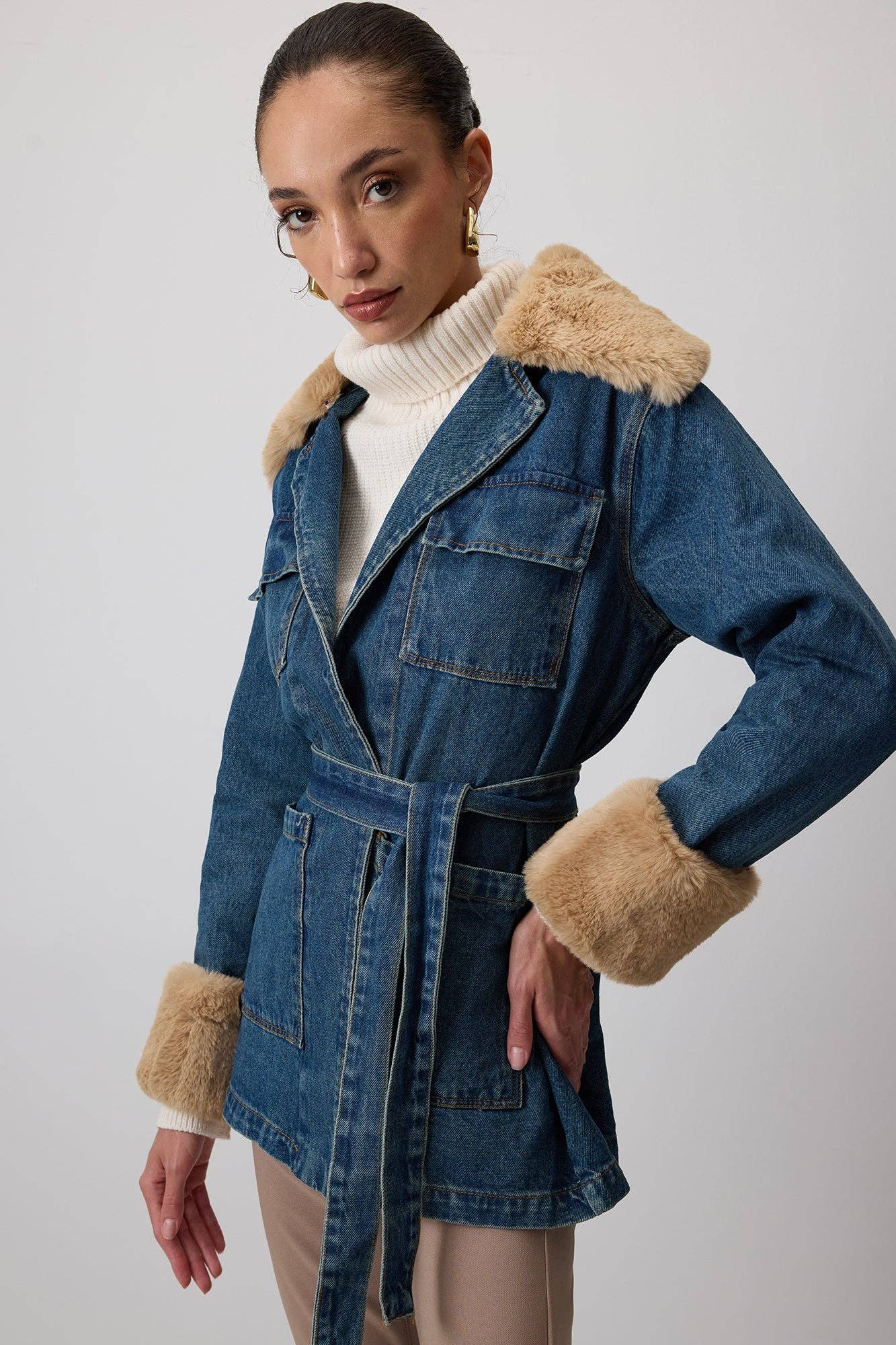 Giacca in denim con bordo in ecopelliccia