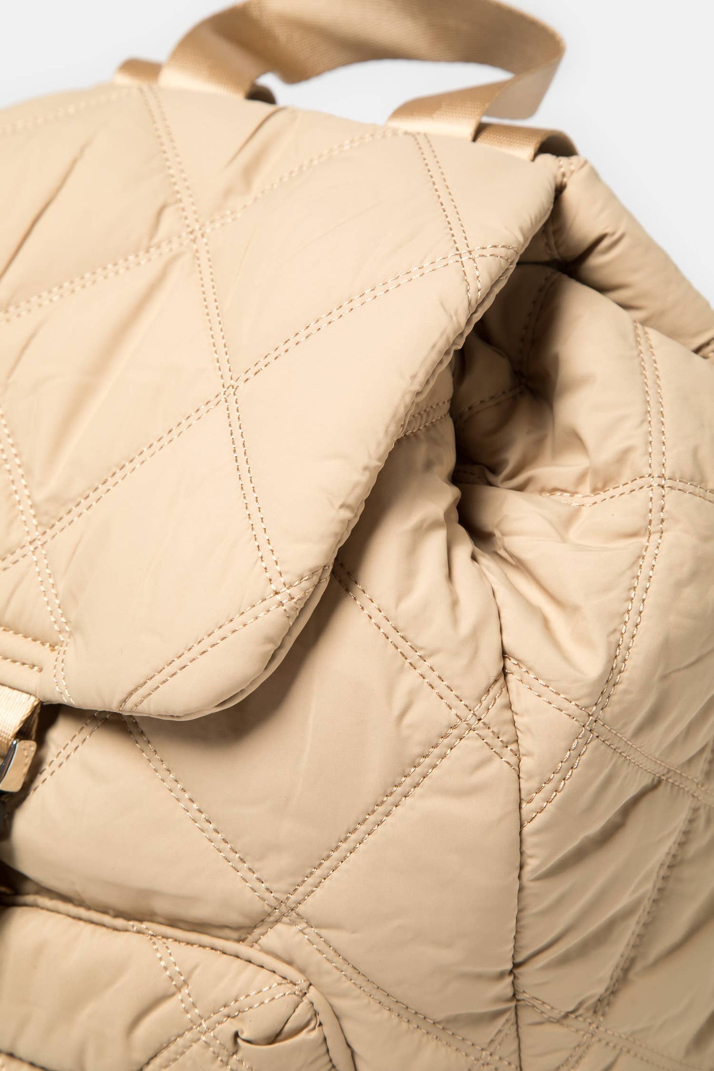 Zaino trapuntato con coulisse e patta con fibbia