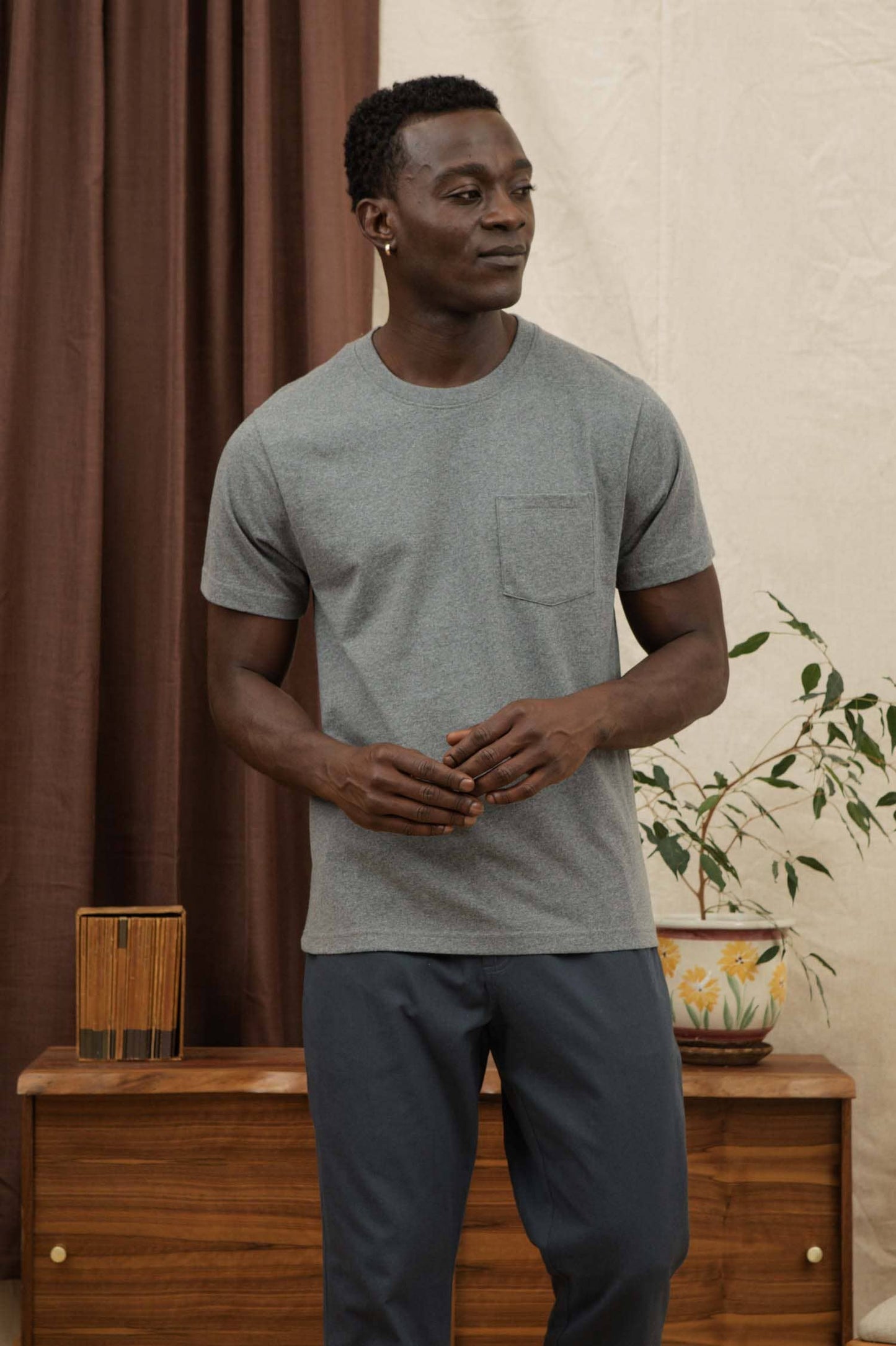 T-shirt riciclata con taschino grigio mélange