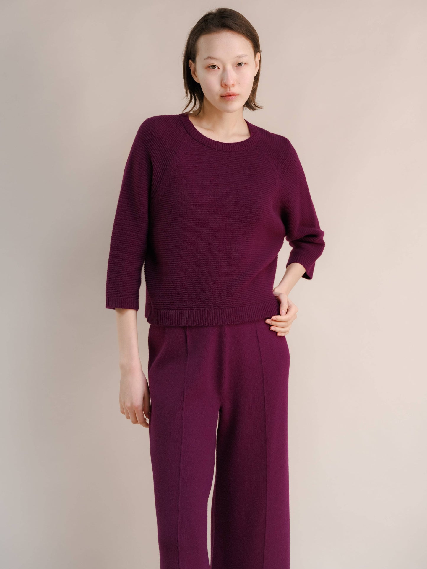Maglione cropped in misto cashmere con maniche raglan 3/4