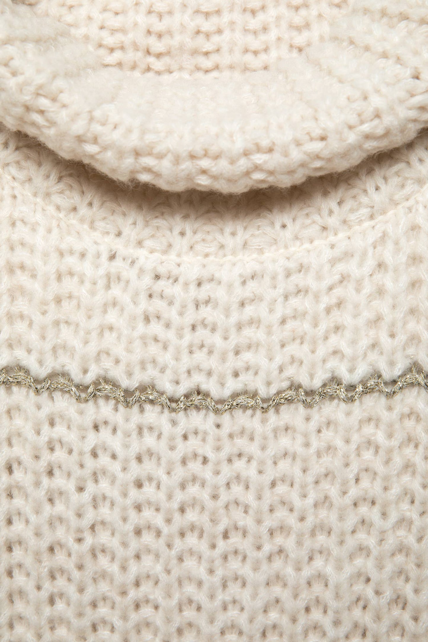 Maglione a righe in maglia con collo arricciato