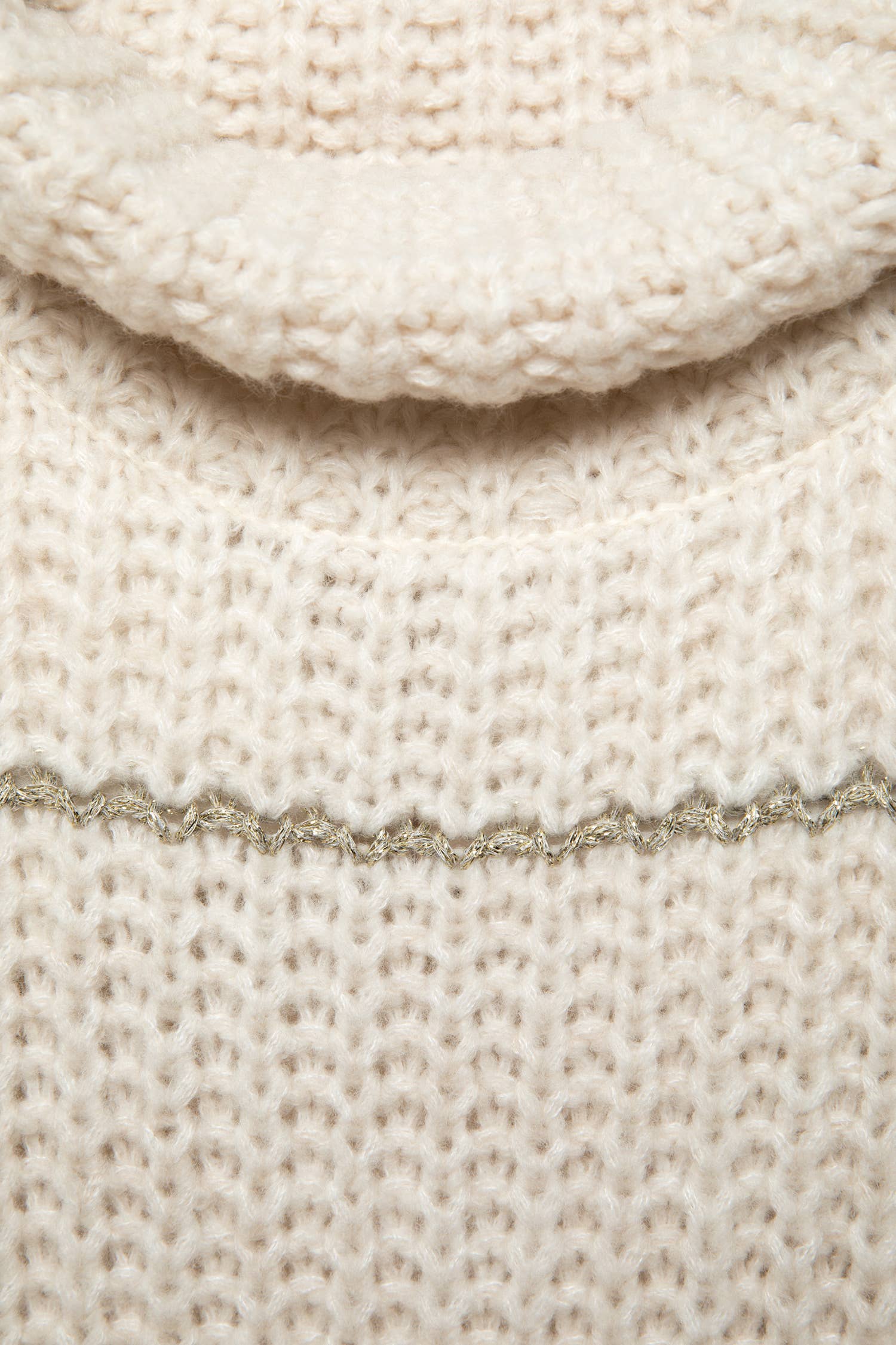 Maglione a righe in maglia con collo arricciato