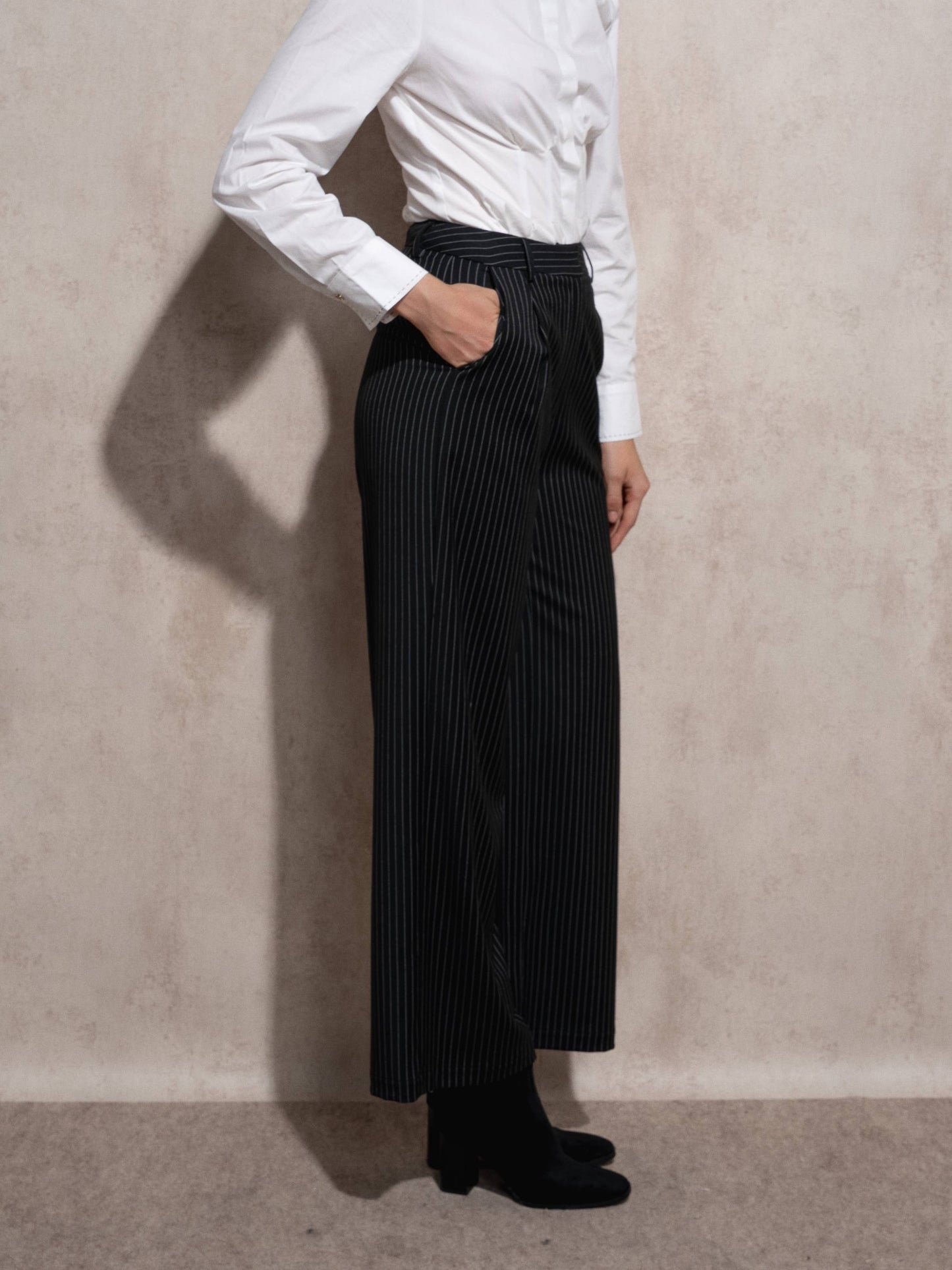 Pantaloni eleganti fluidi a gamba ampia gessati neri