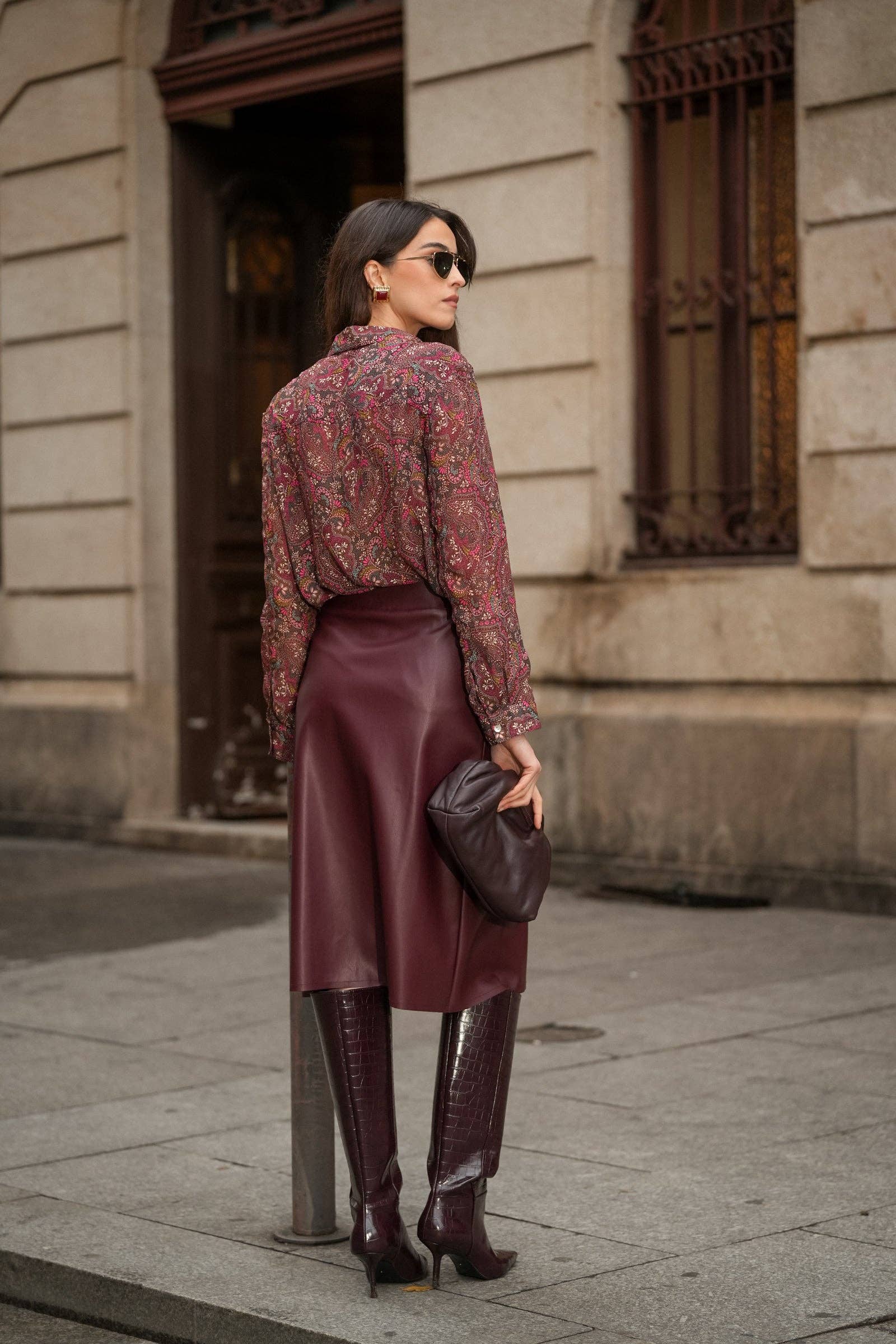 Gonna midi effetto pelle con cintura laterale