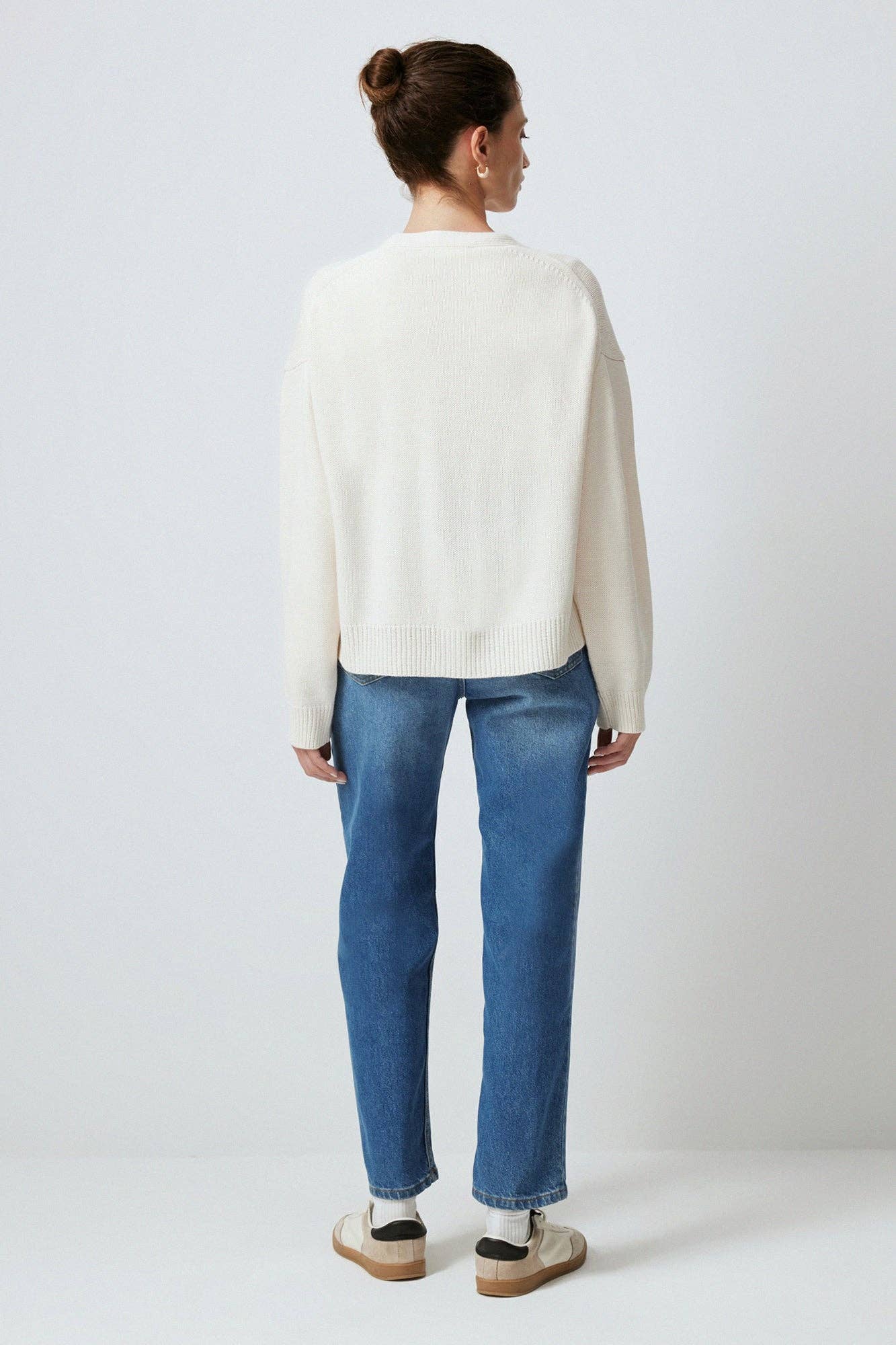 Cardigan in maglia crema con tasche e bottoni