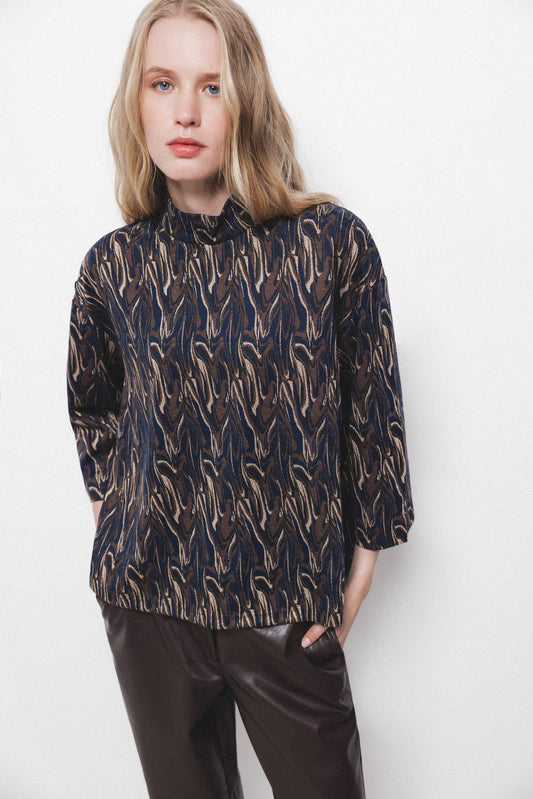 Blusa stampata con collo alto