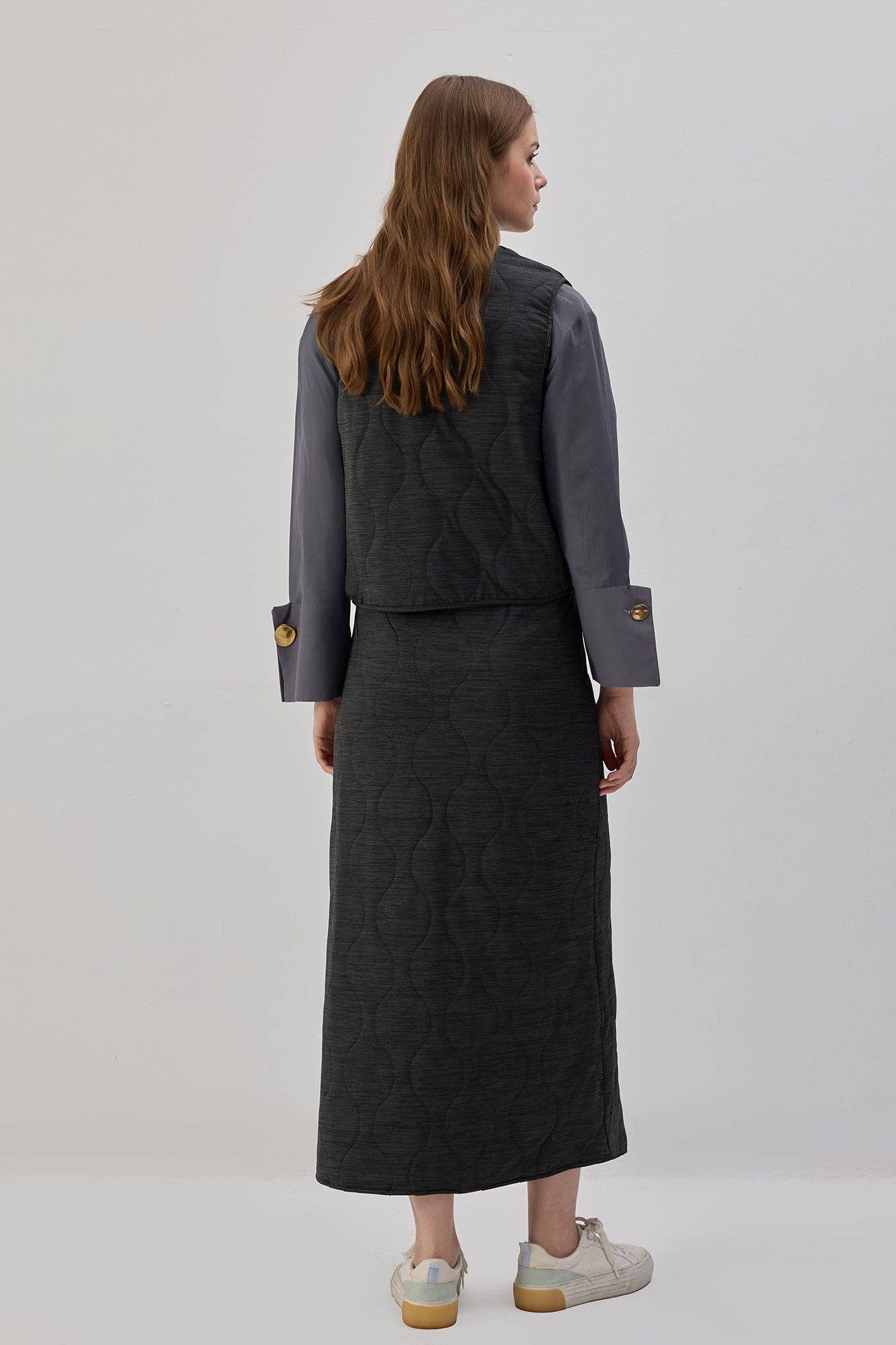 Completo donna con gilet trapuntato e gonna lunga