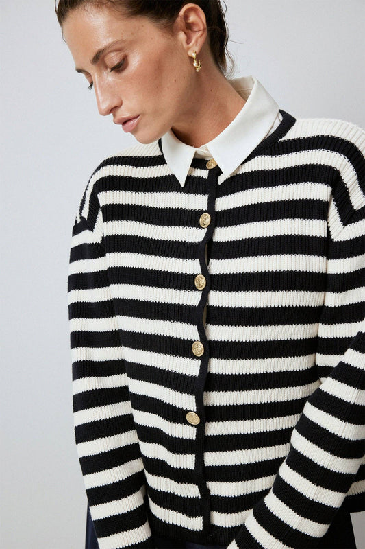 Cardigan in maglia a righe con bottoni dorati