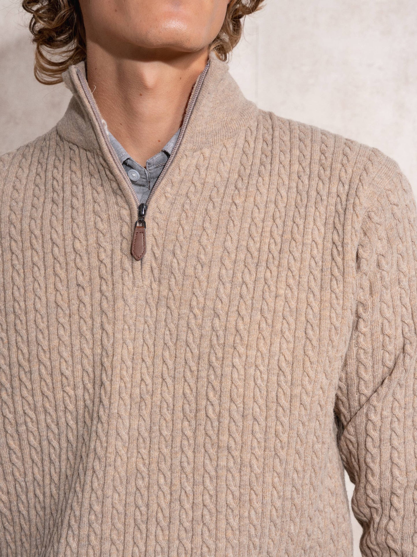 Maglia uomo a mezza zip in cotone con lavorazione a trecce