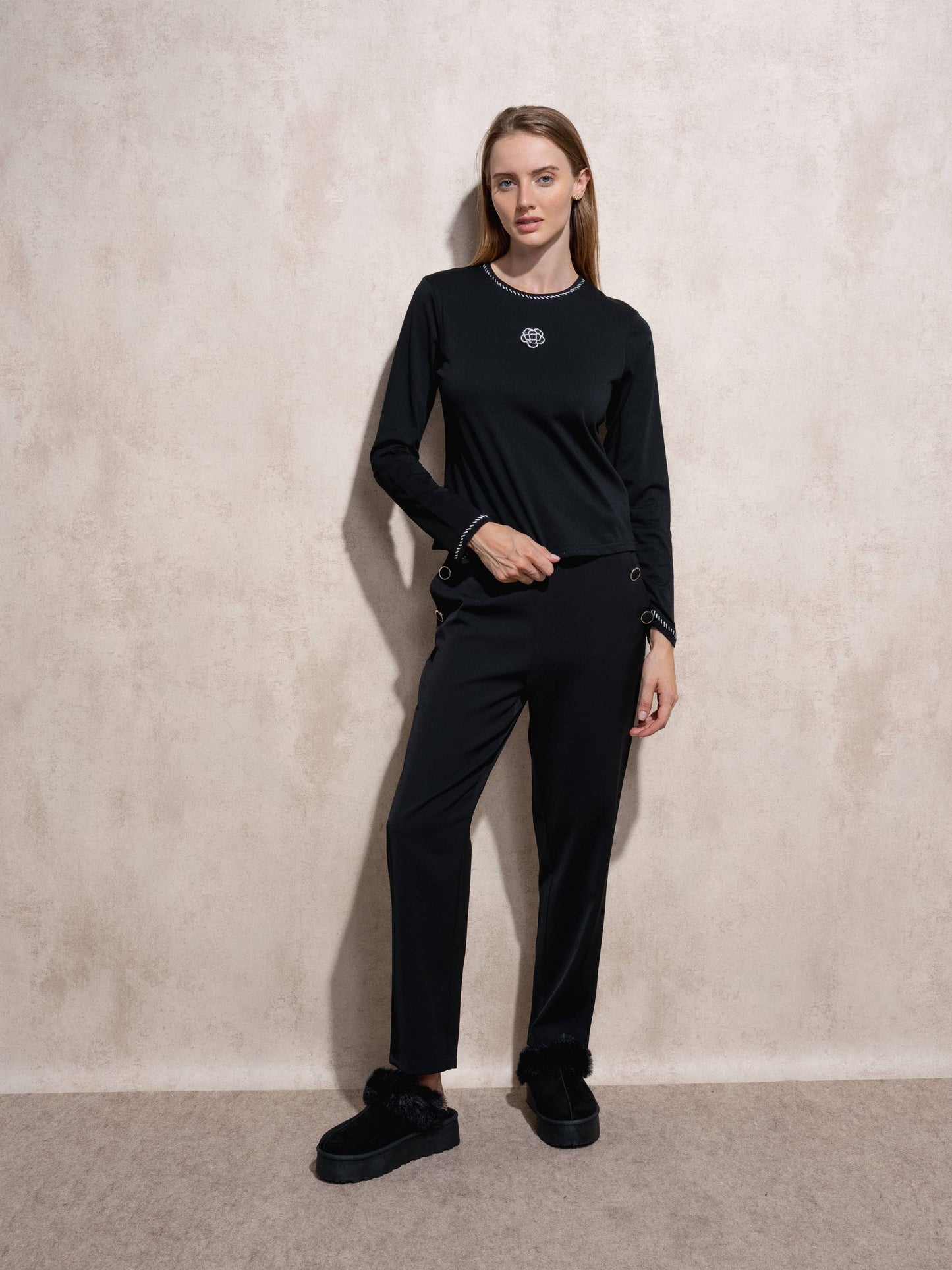 T-shirt donna in cotone con ricamo e maniche lunghe