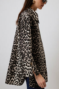 Camicia oversize in cotone con stampa leopardata e polsini ampi