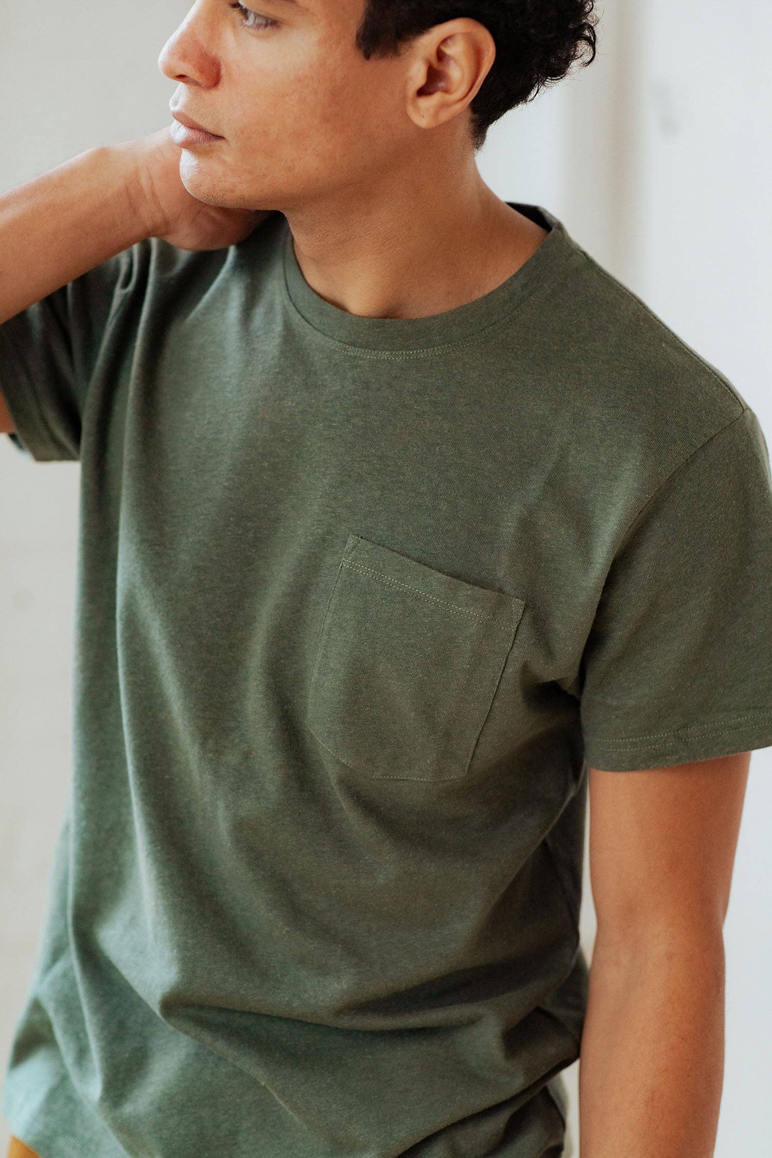 T-shirt con taschino in canapa biologica color Cipresso