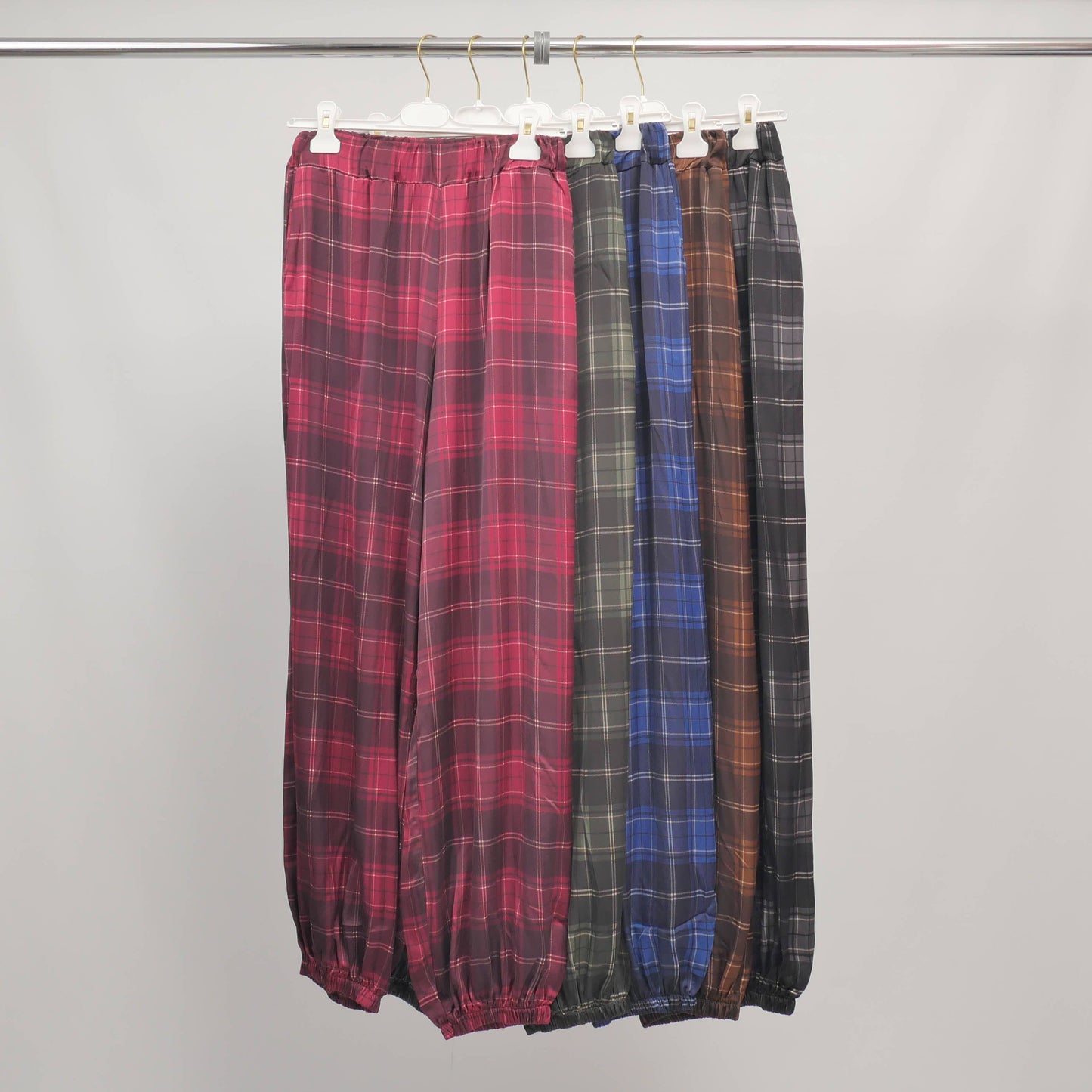Pantaloni a quadri in viscosa con vita e fondo elasticizzati