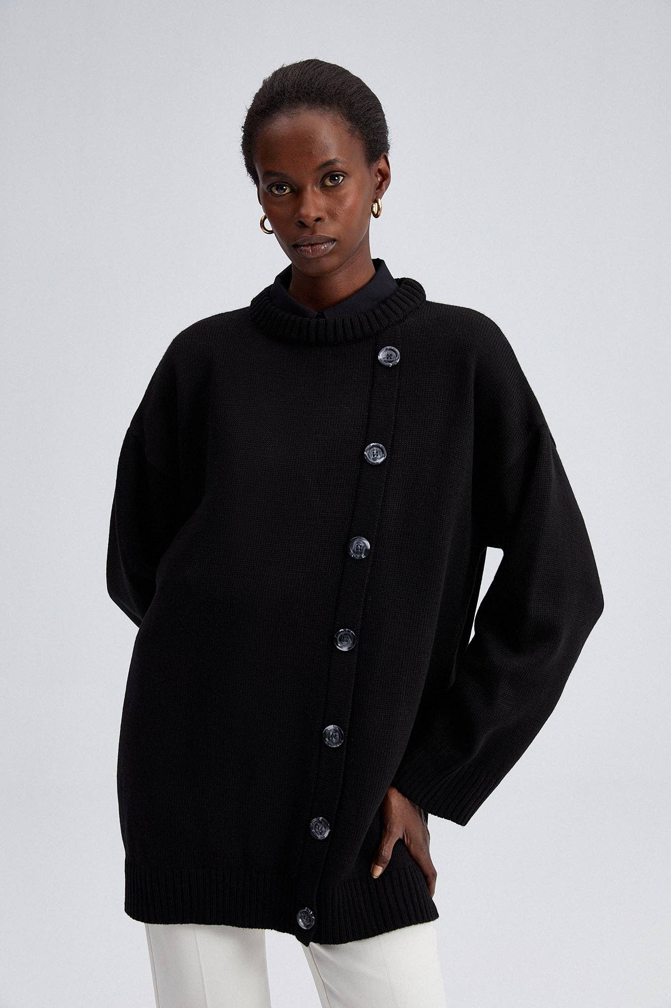 Maglione nero oversize con bottoni asimmetrici