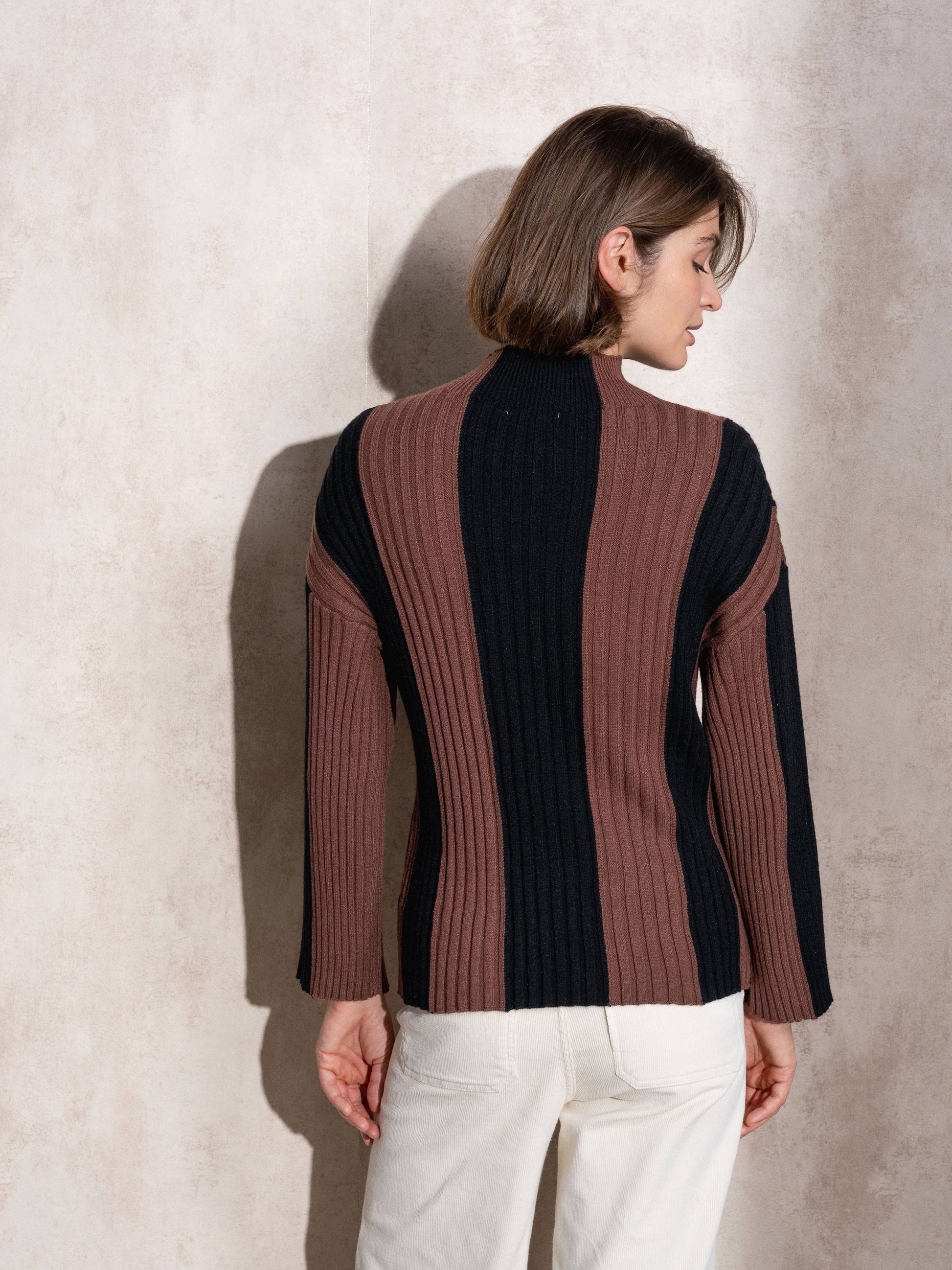 Maglione a collo alto a righe in maglia