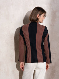 Maglione a collo alto a righe in maglia