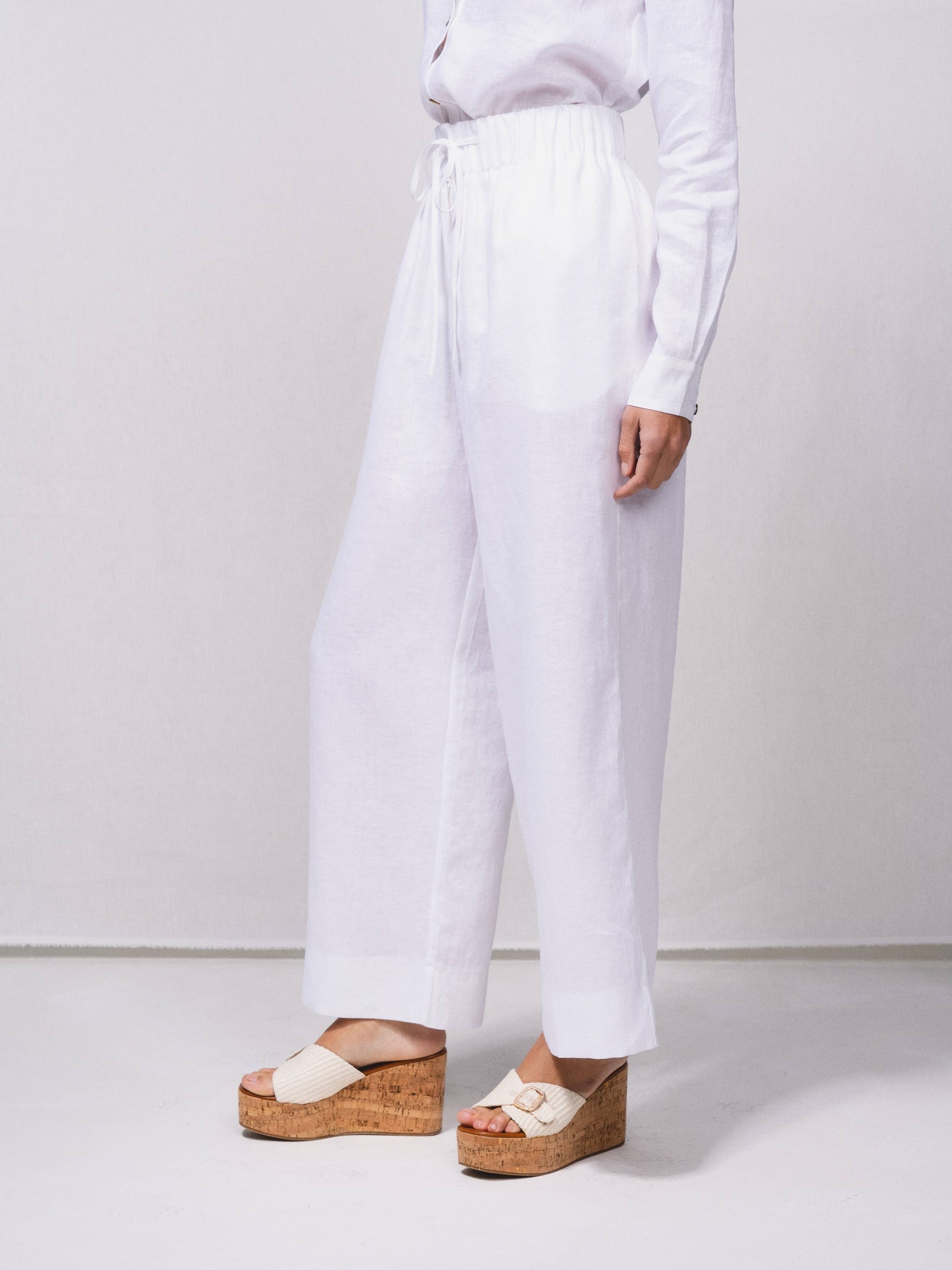 Pantaloni larghi in lino con vita elasticizzata e coulisse