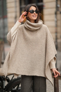 Poncho in maglia con collo alto