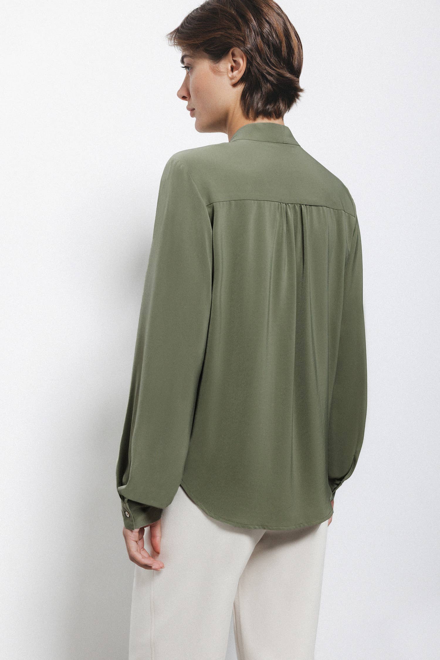 Blusa con fiocco al collo verde salvia