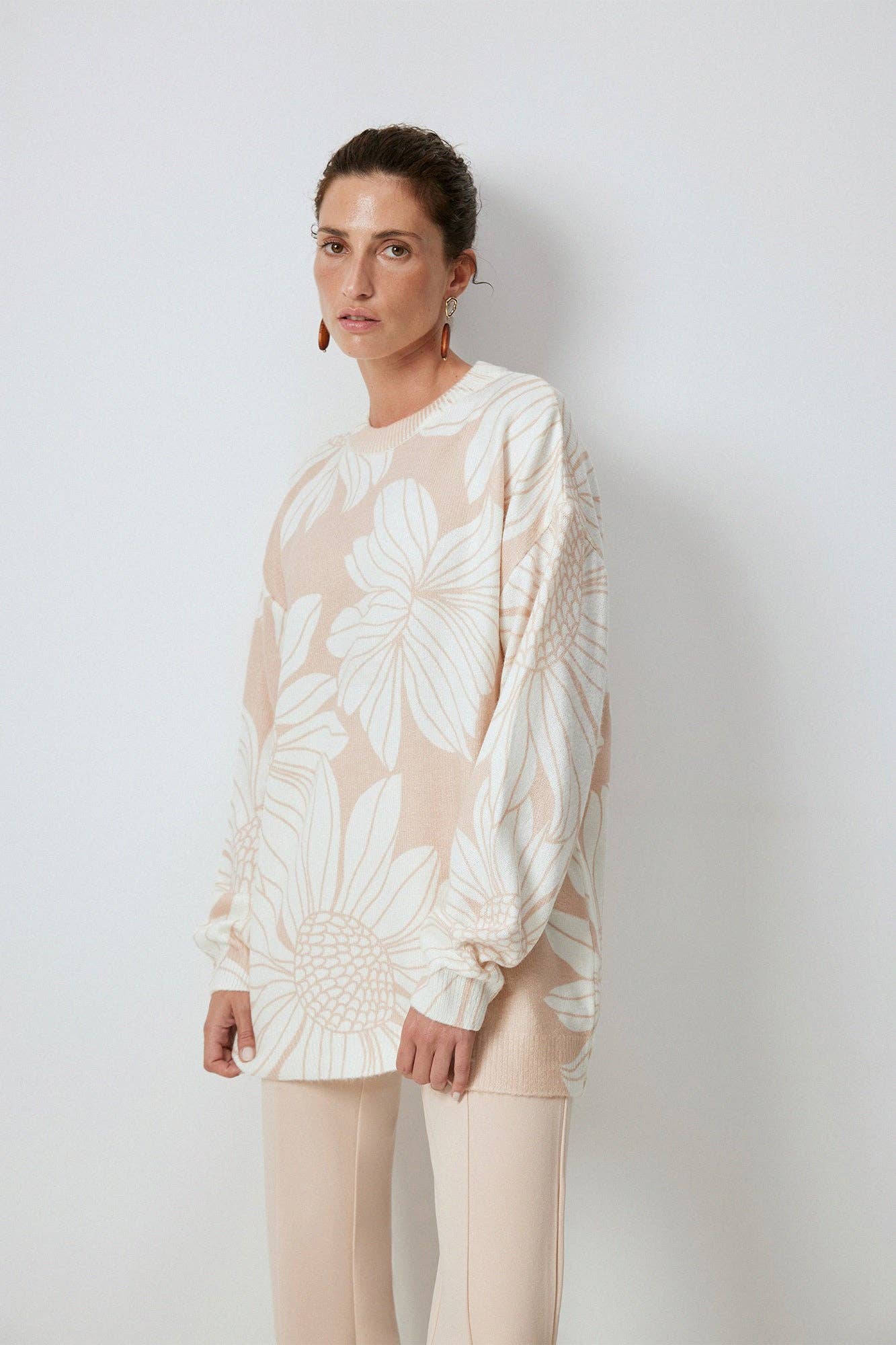 Maglione oversize beige con maxi fantasia floreale
