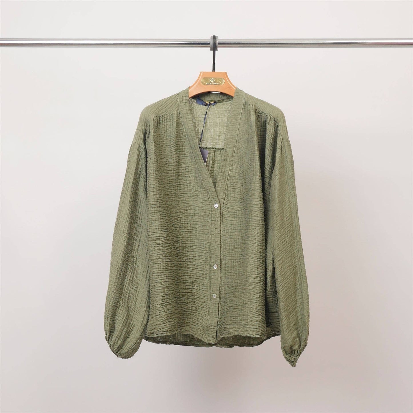 Blusa testurizzata con bottoni e scollo a V