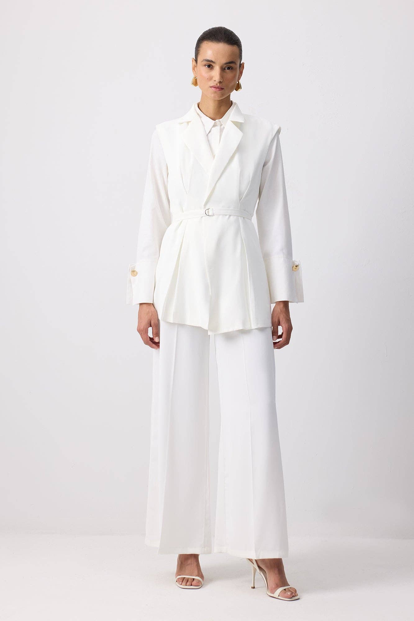 Completo ecru con blazer plissettato e pantaloni palazzo con cintura