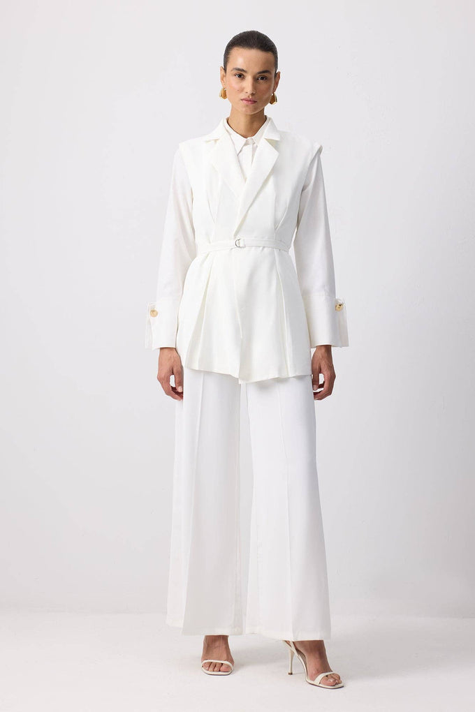 Completo ecru con blazer plissettato e pantaloni palazzo con cintura