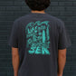 T-shirt unisex pigmentata grigio magnet con maxi stampa “Life by the Sea”