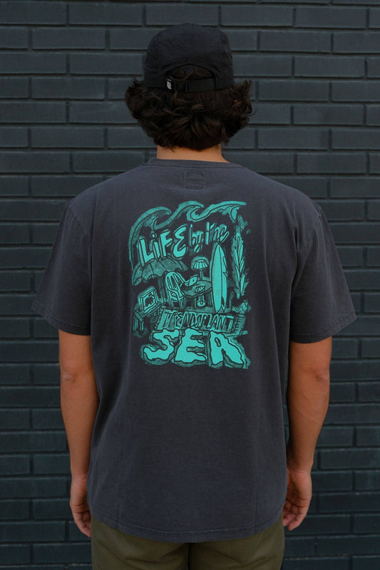 T-shirt unisex pigmentata grigio magnet con maxi stampa “Life by the Sea”