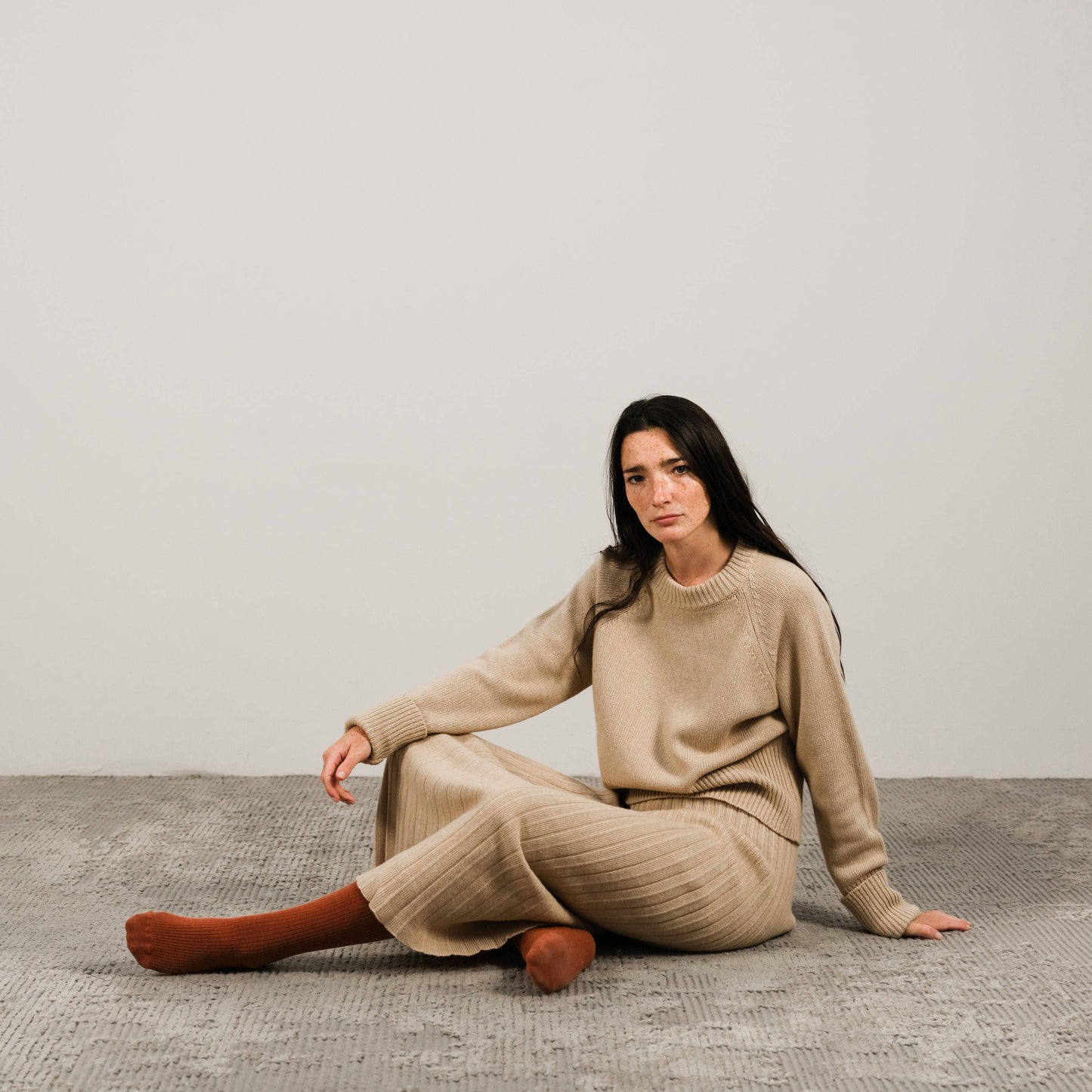 Maglione girocollo in misto cashmere con polsini arrotolati