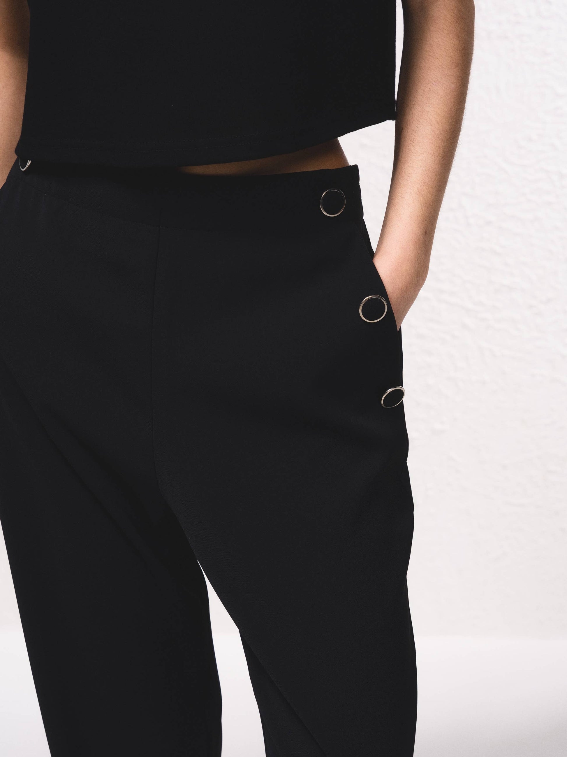 Pantaloni dritti con bottoni decorativi e vita elasticizzata