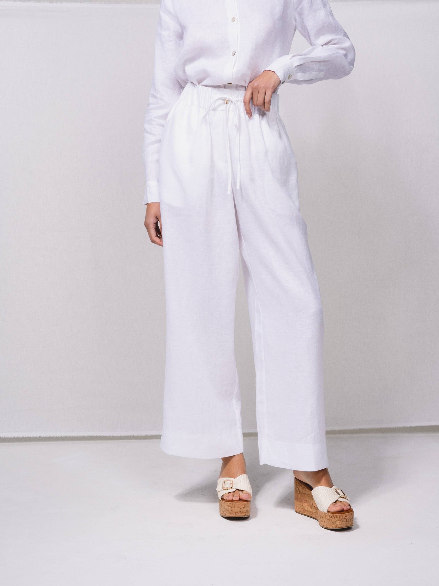Pantaloni larghi in lino con vita elasticizzata e coulisse