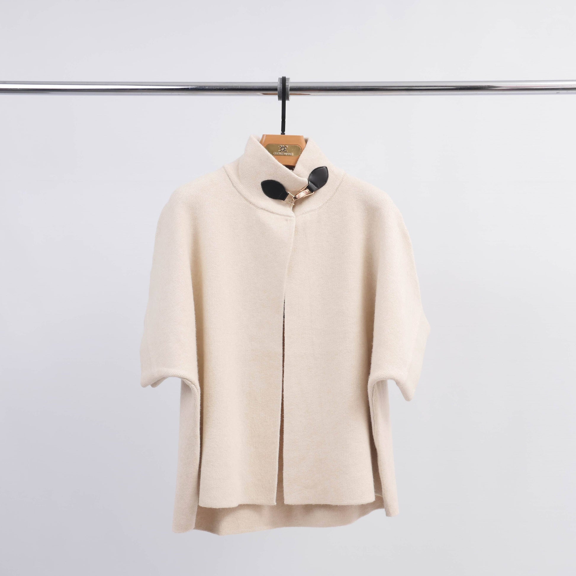Cardigan smanicato con collo alto e fibbia decorativa