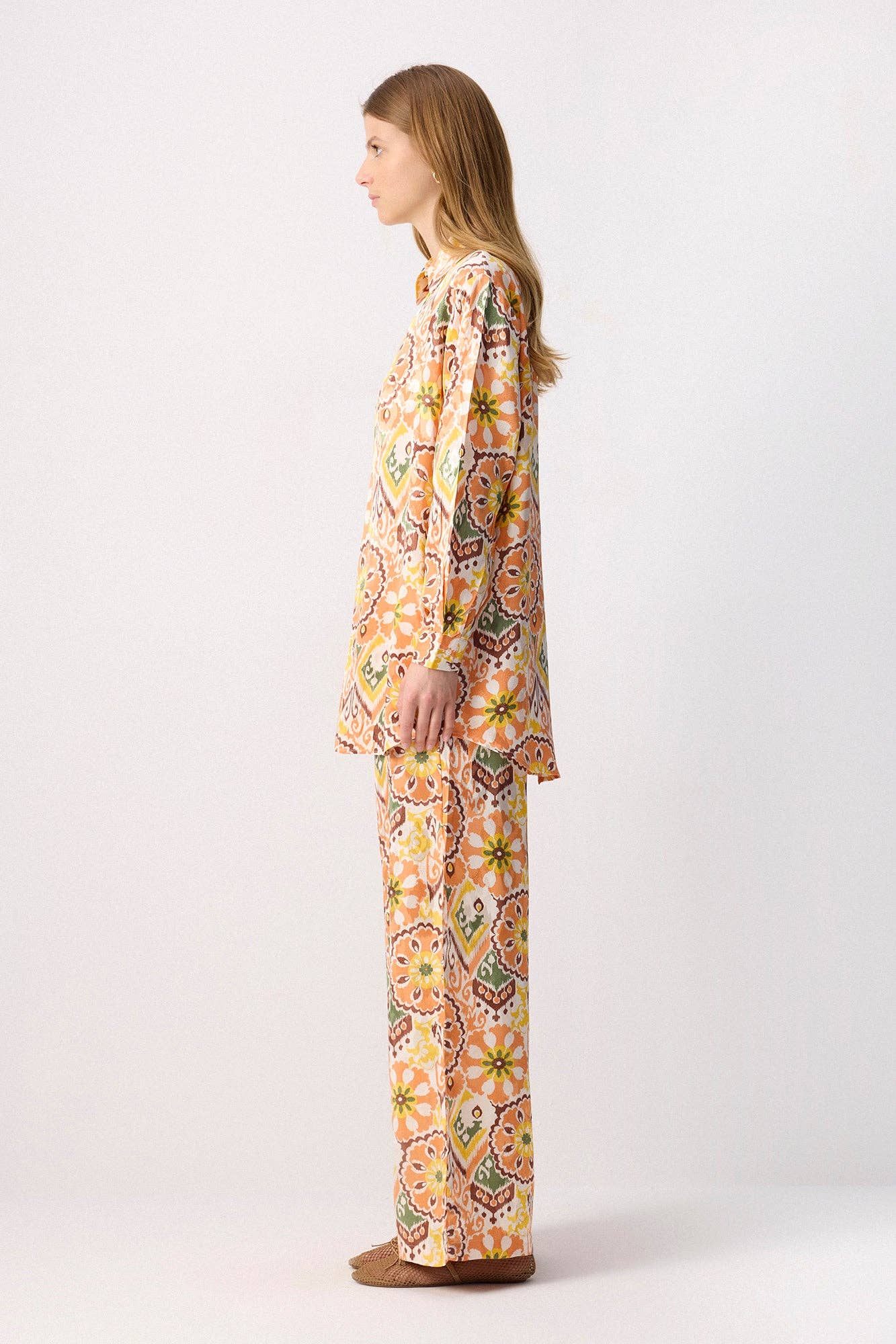 Completo boho con camicia stampata e pantaloni palazzo