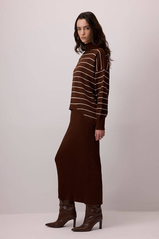 Set in maglia: maglione a righe e abito midi a coste