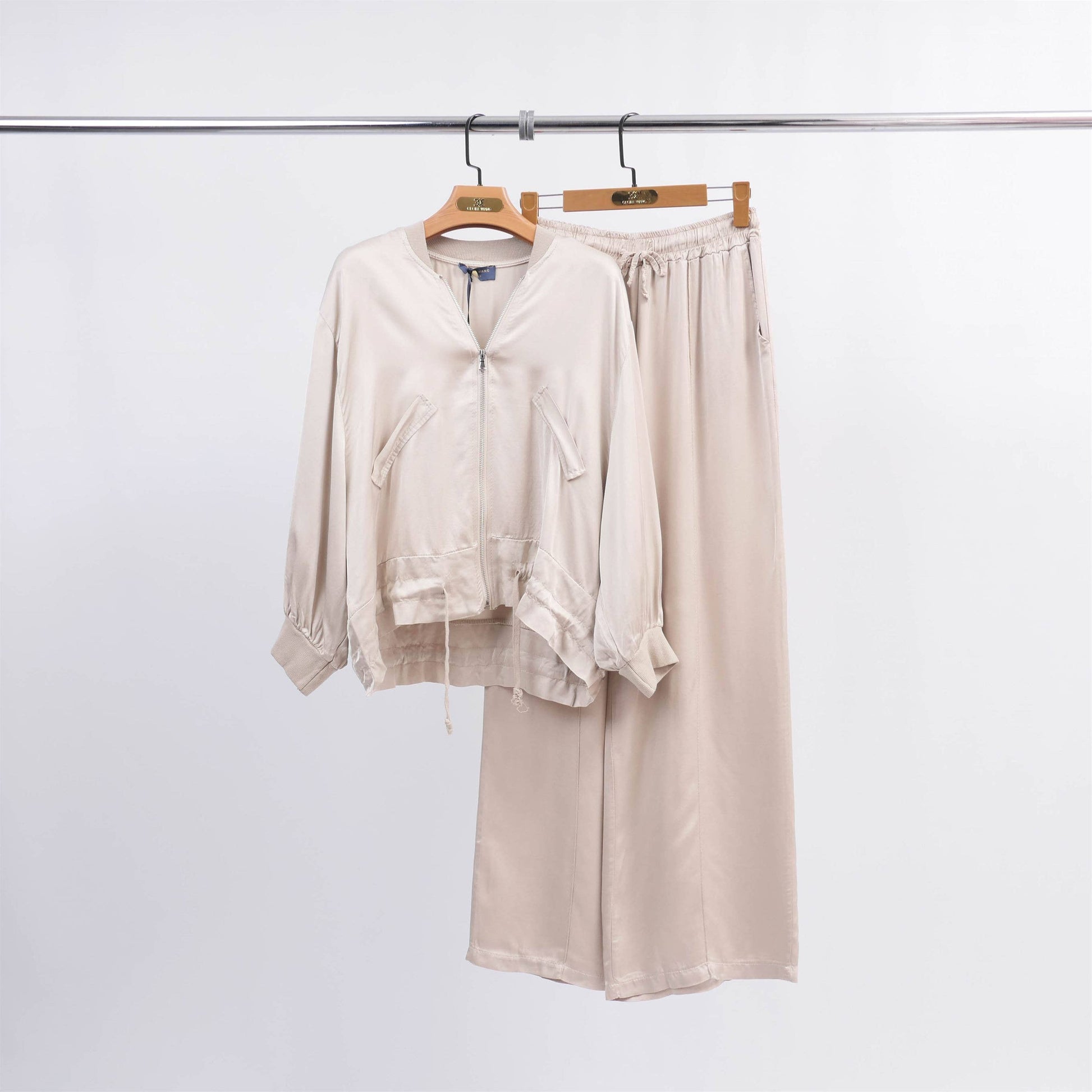 Pantaloni fluidi in raso a gamba ampia