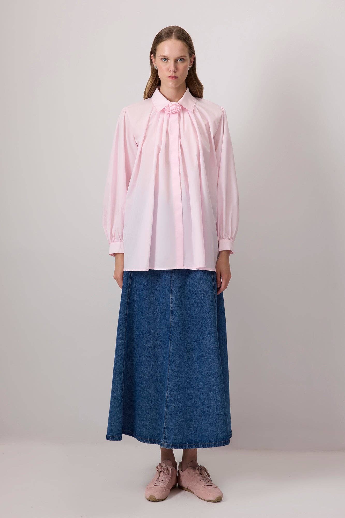 Camicia rosa in cotone con dettaglio floreale