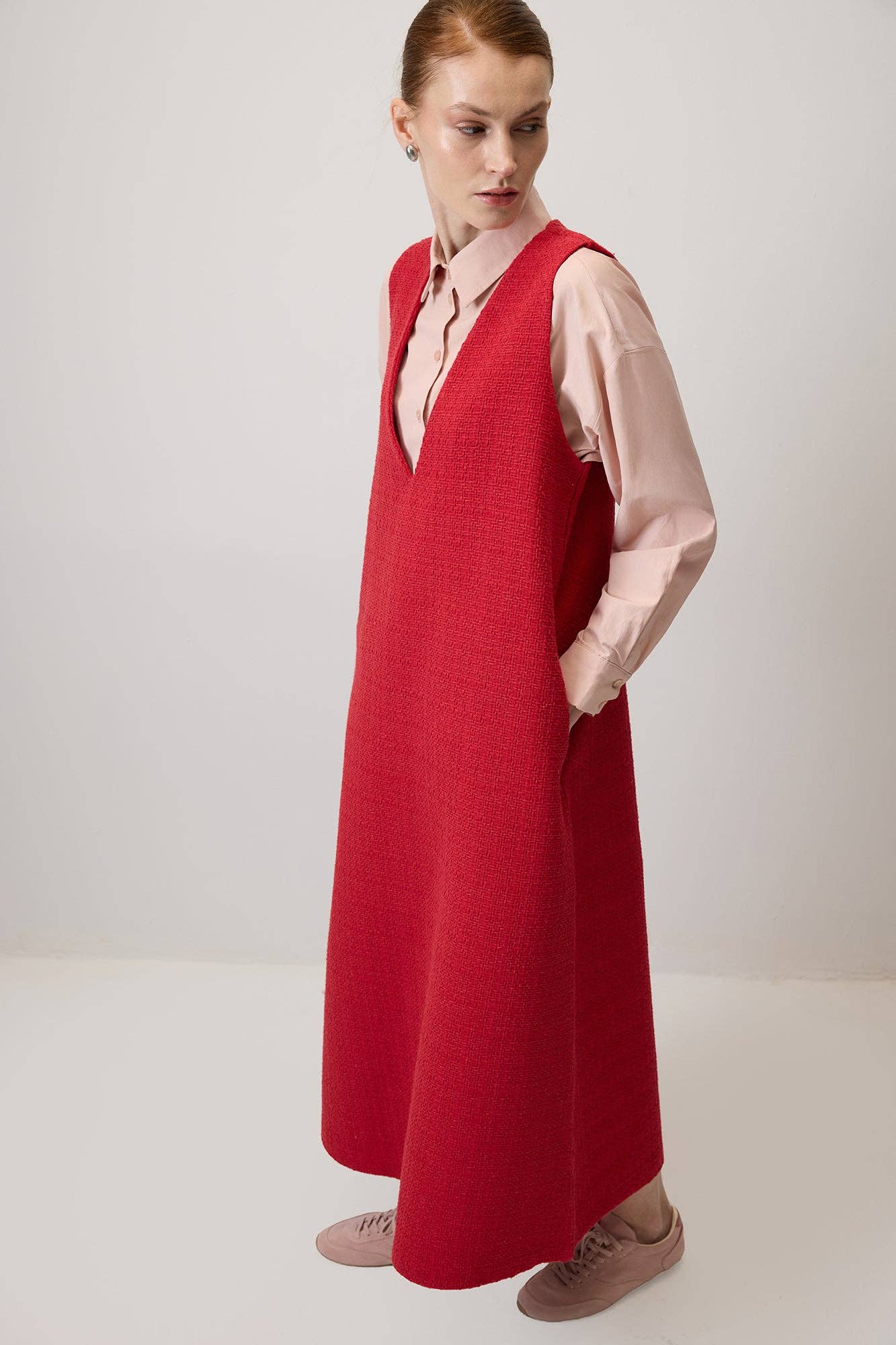 Abito pinafore in tweed con scollo a V rosso