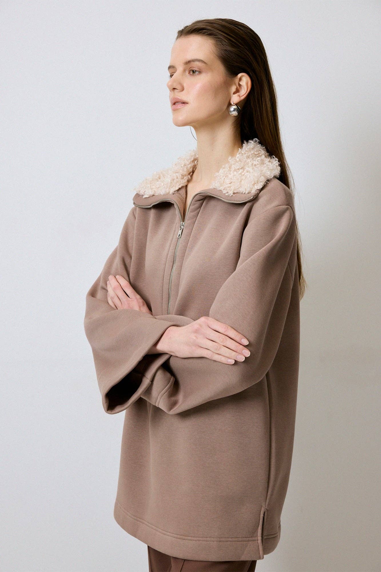 Felpa oversize in cotone con collo in eco pelliccia e mezza zip