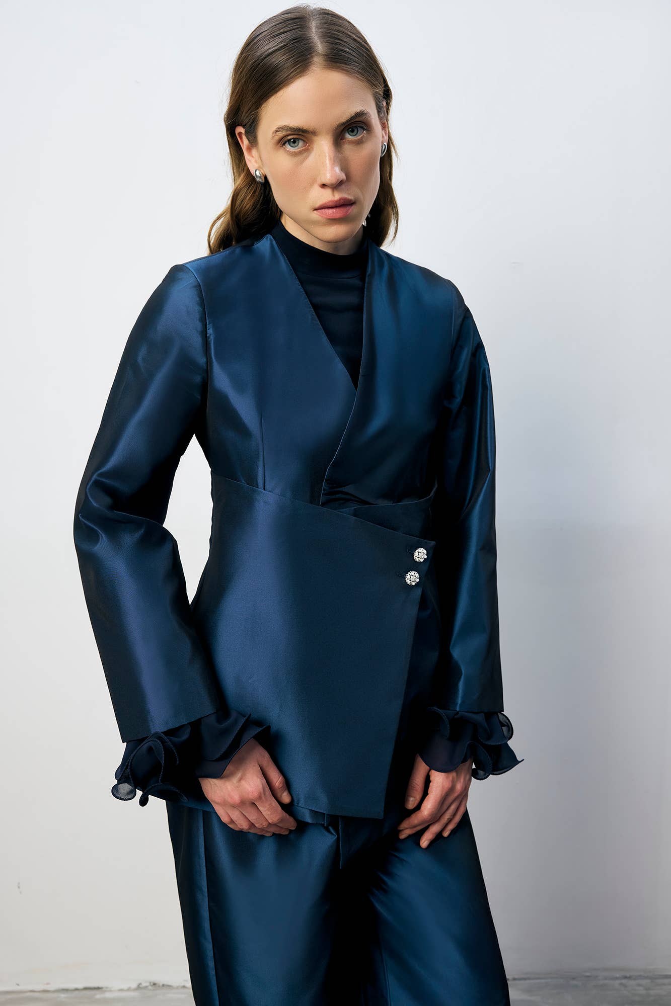 Completo donna blu navy con giacca asimmetrica e pantaloni palazzo
