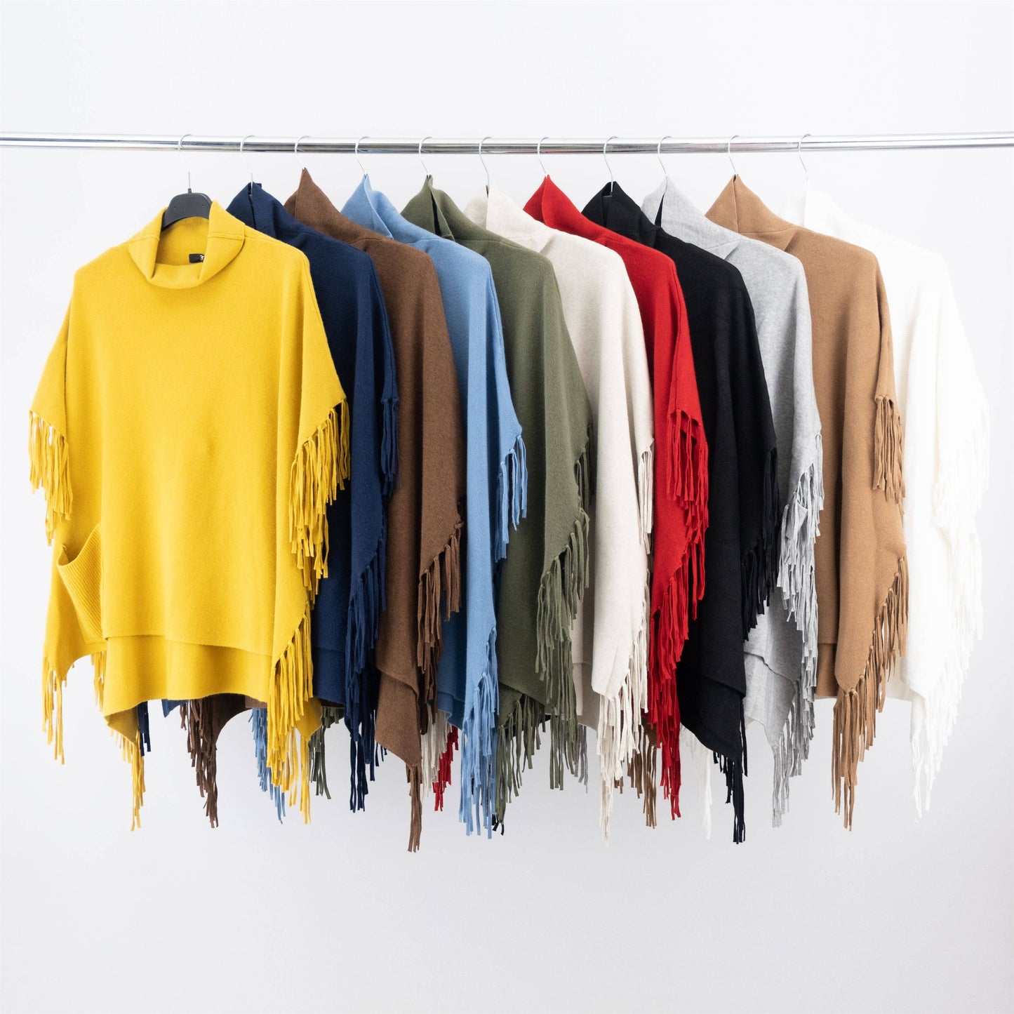 Poncho in maglia con frange e collo alto