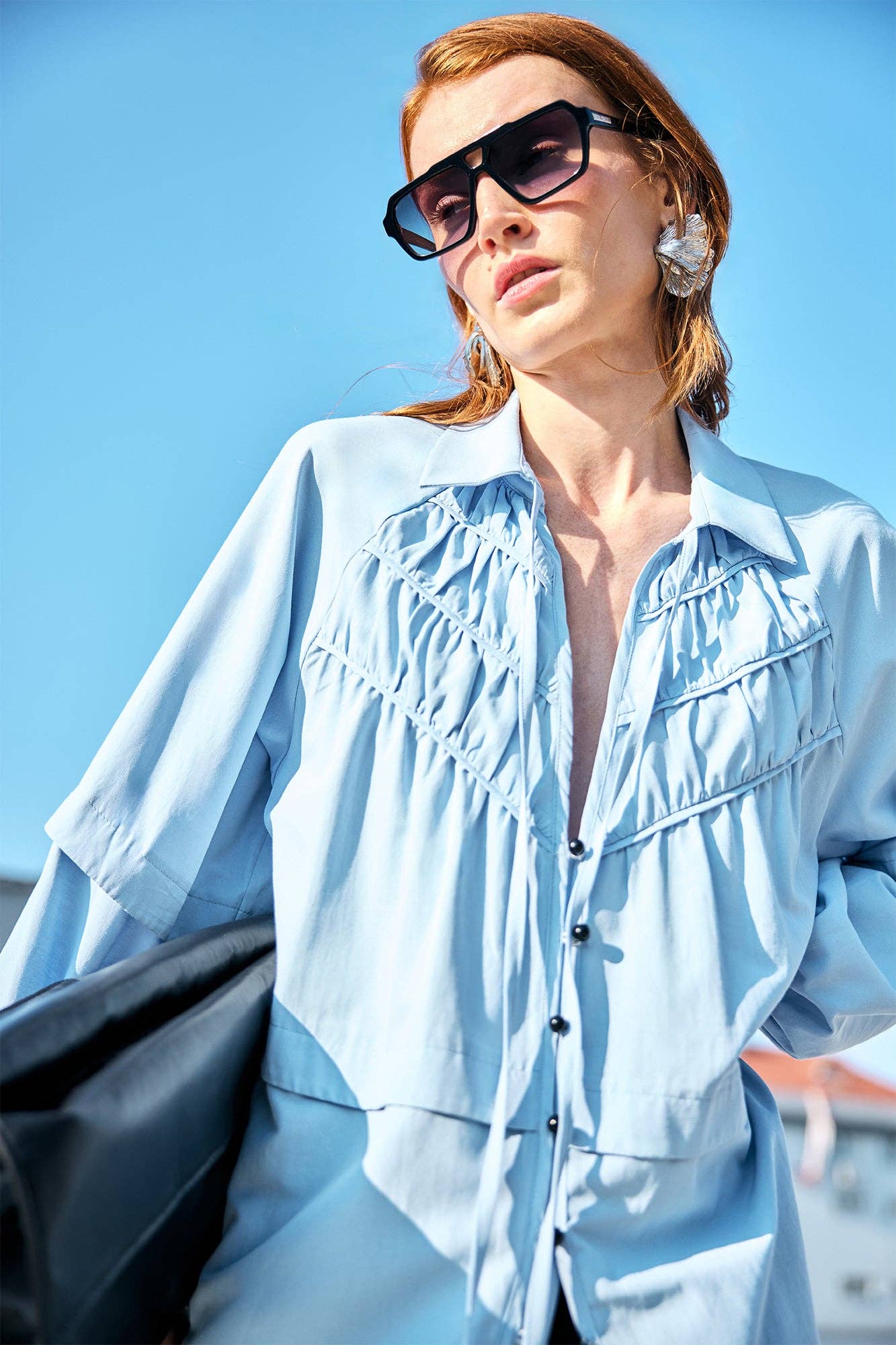 Camicia in popeline con arricciature e cuciture a contrasto