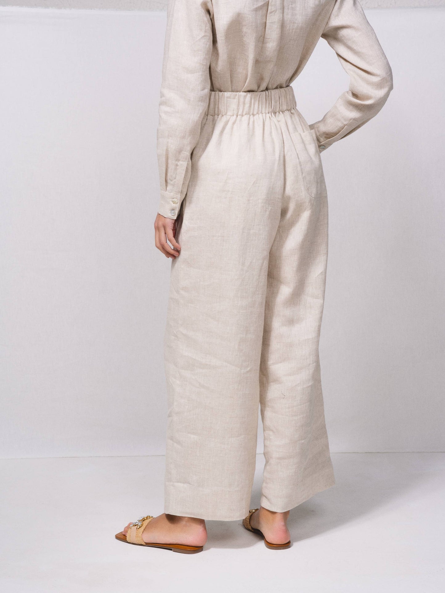 Pantaloni larghi in lino con vita elasticizzata e coulisse