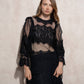 Blusa in pizzo trasparente con collo alto e maniche lunghe