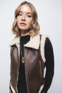 Gilet in pelliccia sintetica con colletto a fibbia