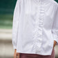 Camicia bianca con volant e collo alto