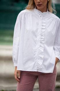 Camicia bianca con volant e collo alto