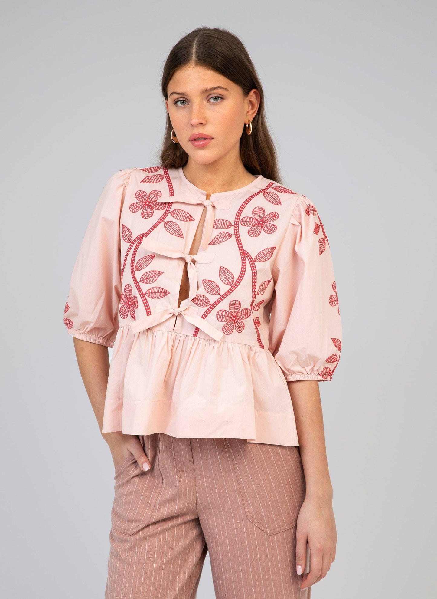Blusa Santaya rosa con ricami e fiocchi