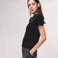 T-shirt basic aderente con catena dorata