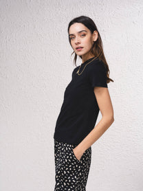T-shirt basic aderente con catena dorata